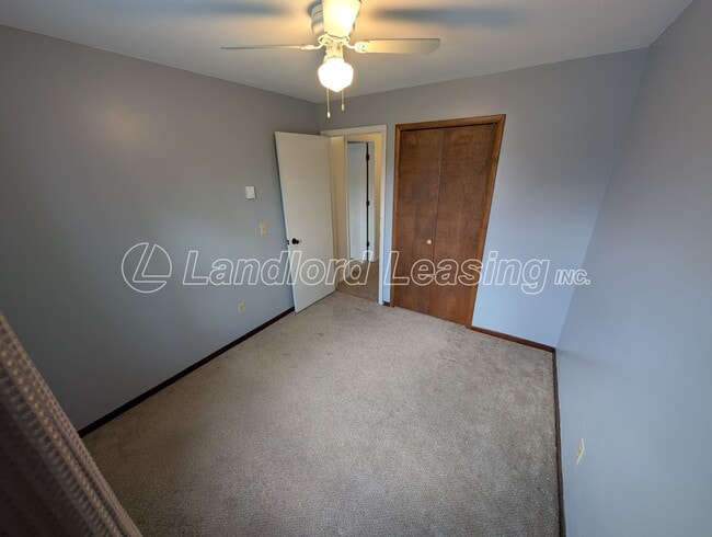 Building Photo - Spacious Elyria Split-Level Near LCCC with Fireplace & Fenced Yard