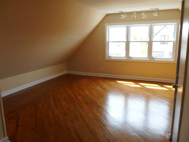 Building Photo - 3012 W Belmont Ave