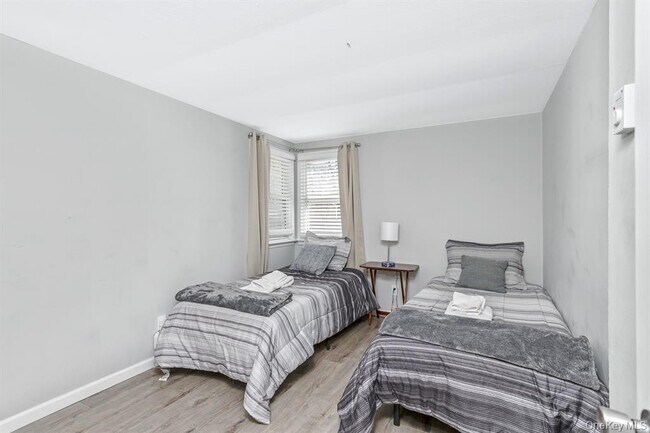 Building Photo - 572 Montauk Hwy