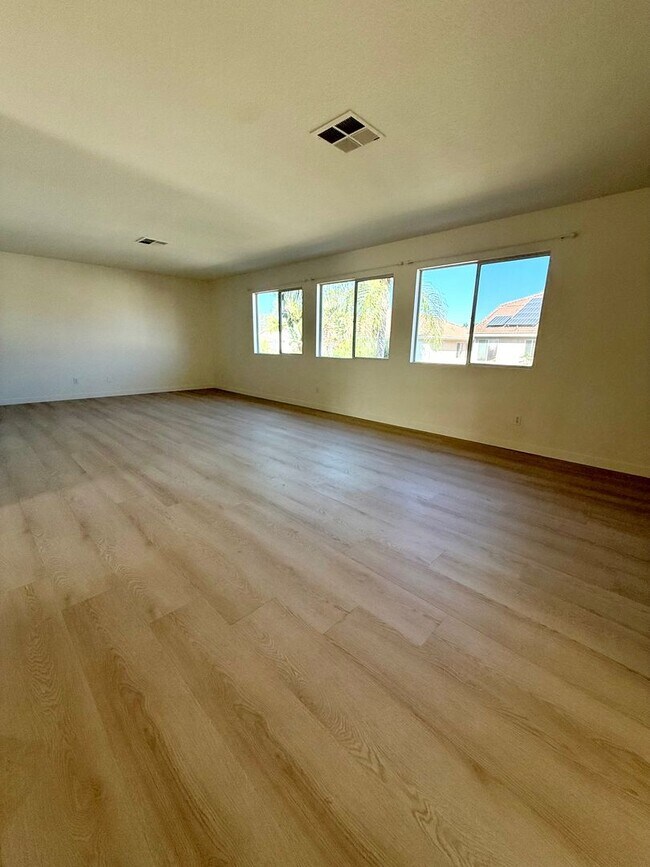 Building Photo - Spacious Home for Rent with Fresh Upgrades...