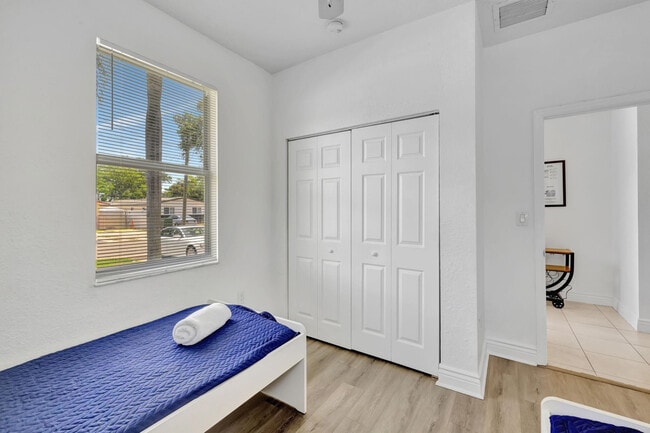 Building Photo - 1816 SW 21st St