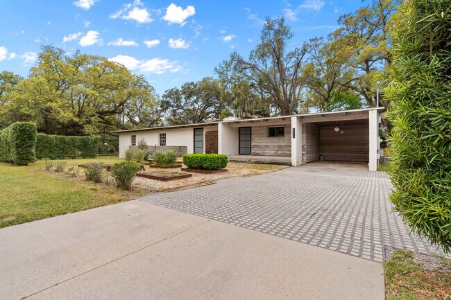 Building Photo - 2/2 with carport - fenced backyard