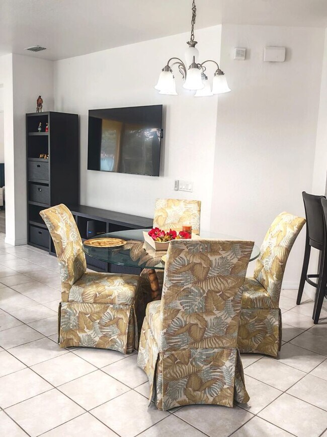 Building Photo - Fully Furnished Townhouse with Water View ...