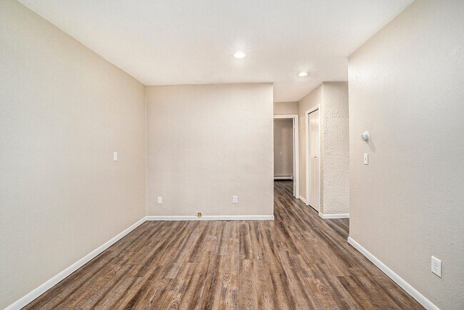Building Photo - Newly remodeled 1 bedroom 1 bathroom - Ask about our Security Deposit Alternative!