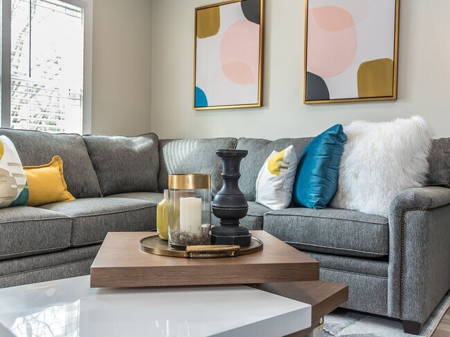 Building Photo - **OFFERING 1/2 OFF FIRST MONTH'S RENT FOR 9+ MONTH LEASE, REFUNDABLE APPLICATION FEES & $100 MOVE...