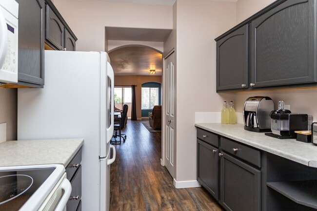 Building Photo - Bright and Airy 2-Bedroom Condo in Charmin...