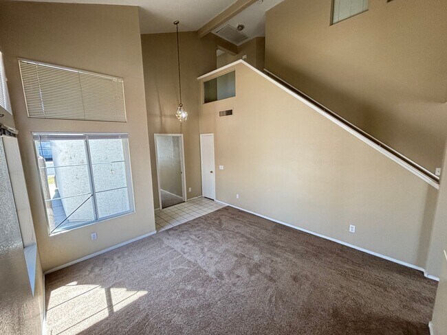 Building Photo - Gorgeous 4Bed/2Bath Home located in Sunris...