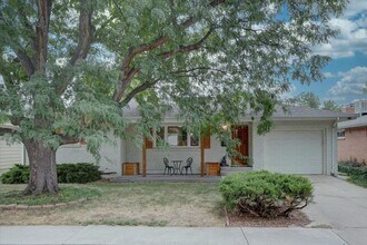 Building Photo - Beautifully renovated ranch home with drea...