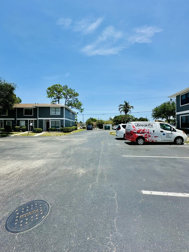 Building Photo - 850 Hill Dr