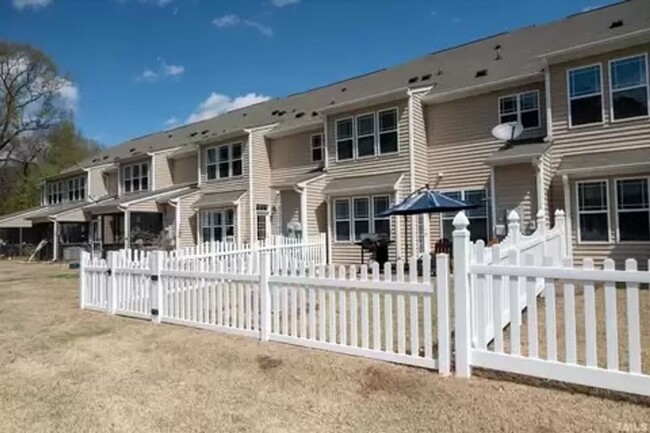 Building Photo - Townhome in Flowers Plantation with Water ...