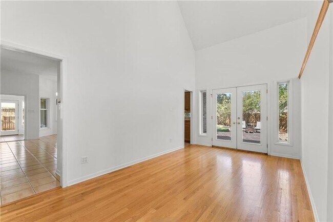 Building Photo - Spacious 4 bedroom 2 bath home with pool in Emerald Forest