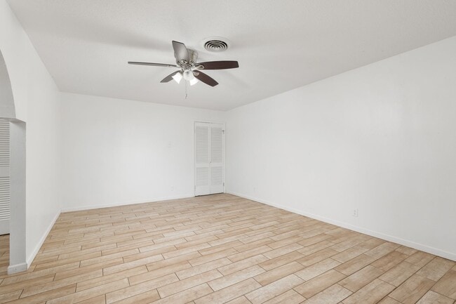 Building Photo - Spacious 3 bedroom, 2 bathroom home in the...
