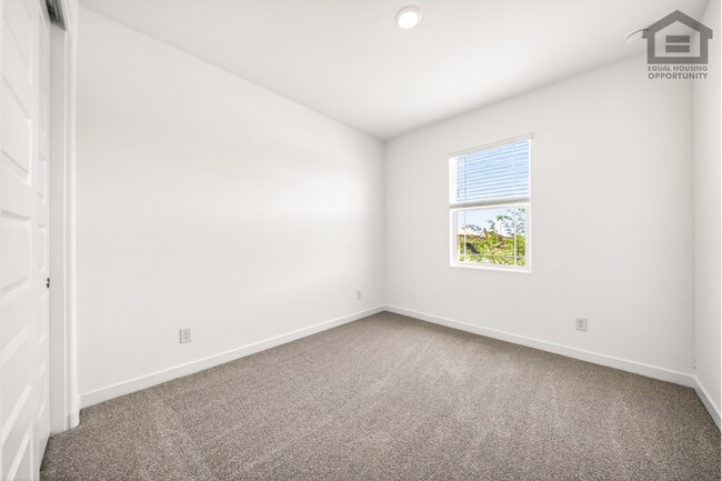 Building Photo - 4Bed/3Bath House at Thomas Rd/99th Ave! Ready for Immediate Move-In! -- Mother-In-Law Suite W/Pri...