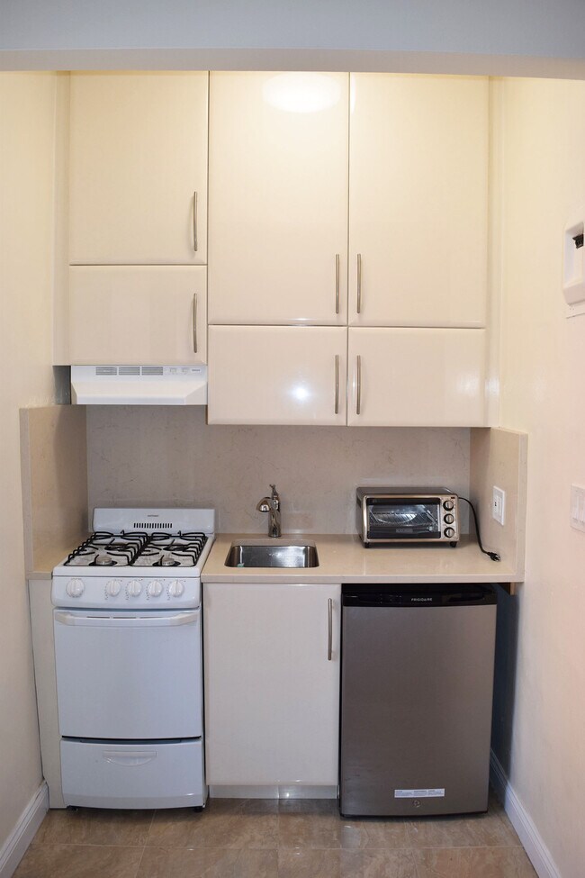 Building Photo - 30 E 95th St