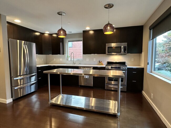 Building Photo - Beacon Hill Townhouse