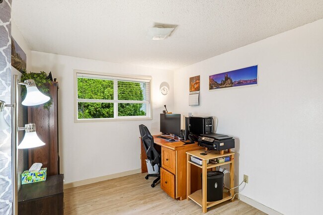 Building Photo - 3 Bedroom, 2 Bath House Near Portland Community College on Quiet Dead-end Street