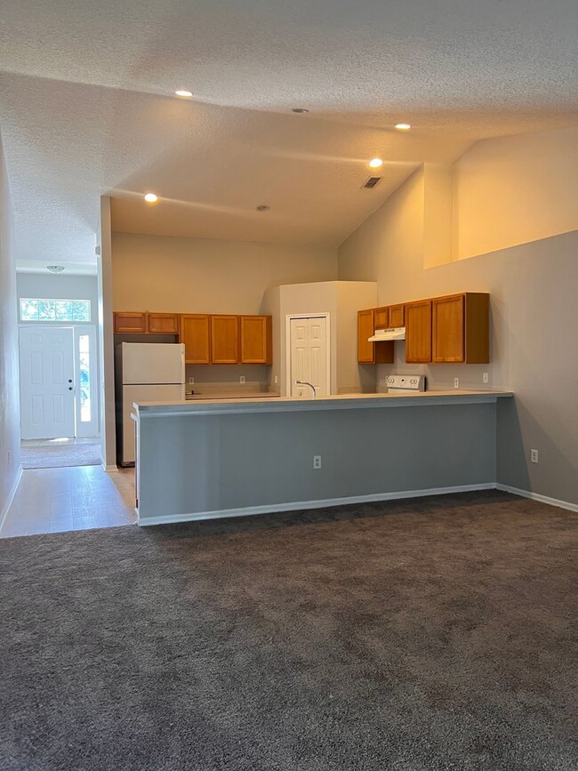 Building Photo - Charming 3 bedroom 2 bath. new floors and ...