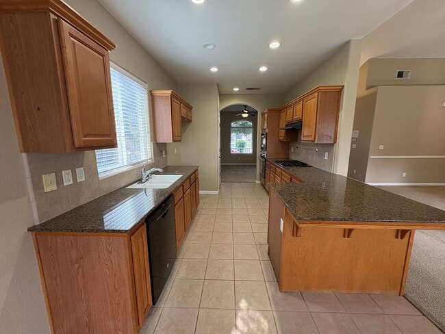 Building Photo - Spacious Tulare Home Available Now!