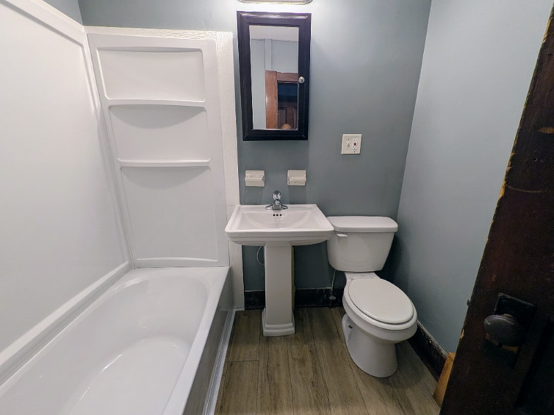 Building Photo - 214-214 S Front St