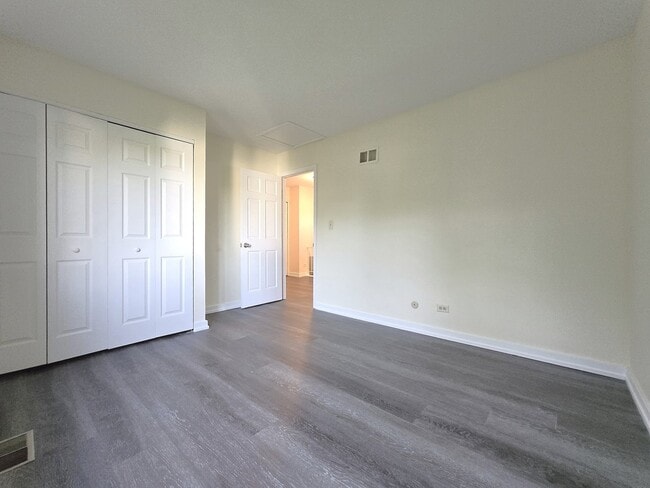 Building Photo - 4946 Somerton Dr