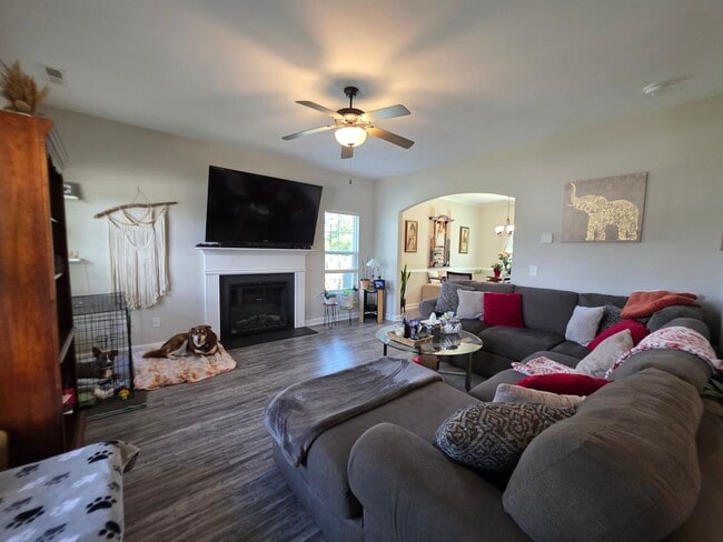 Building Photo - Spacious & Stylish Living Near Camp Lejeune with Expansive Fenced Backyard