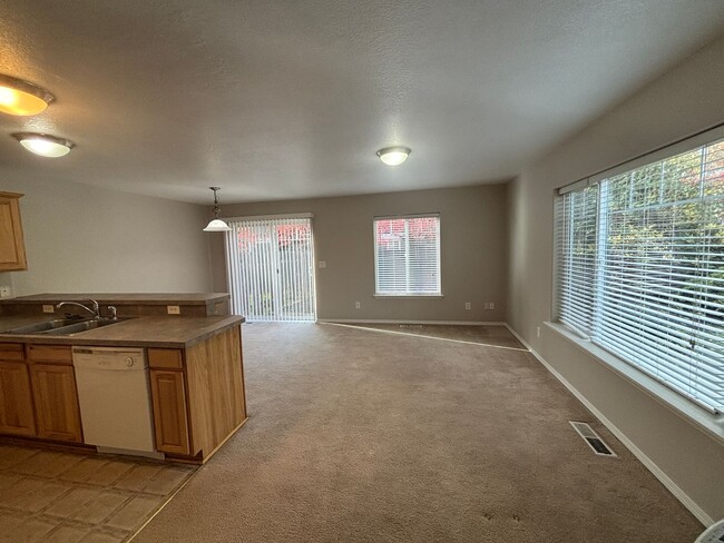 Building Photo - 3 Bedroom 2.5 Bath Two Story Duplex