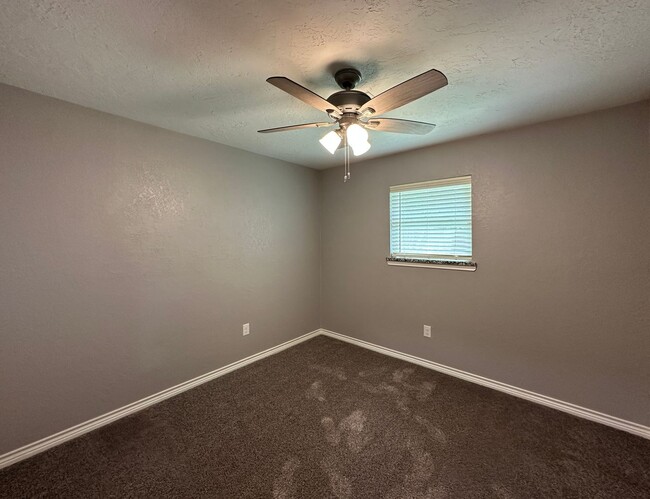 Building Photo - 6130 SW Oakcliff Ave