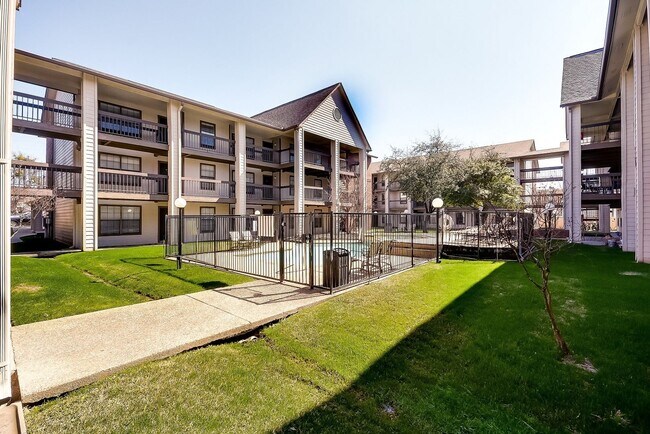 Building Photo - 218 N Texas Blvd
