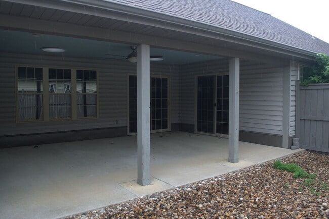 Building Photo - Large 2 Bed 2 Bath House With Lawncare Provided!