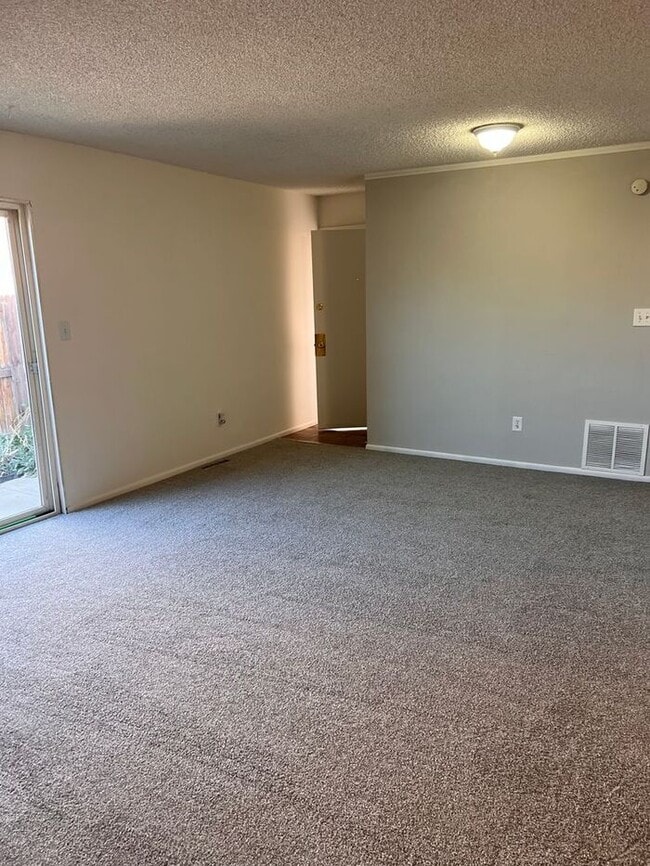 Building Photo - Spacious Three Bedroom Townhome in Westmin...