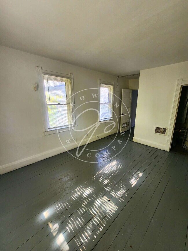 Building Photo - 2nd floor 2 bed- Spacious with full 3 seas...
