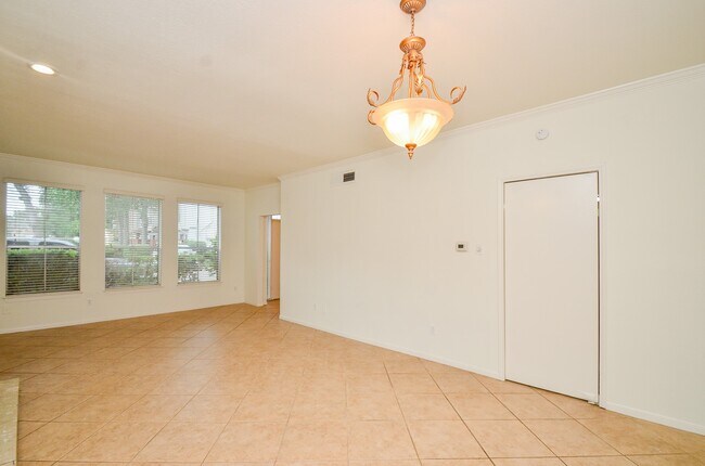 Building Photo - 2100 Tanglewilde St