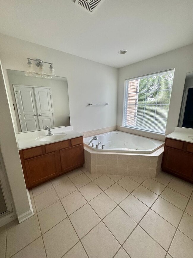 Building Photo - Spacious 3BR/2.5BA Townhome in Desirable B...