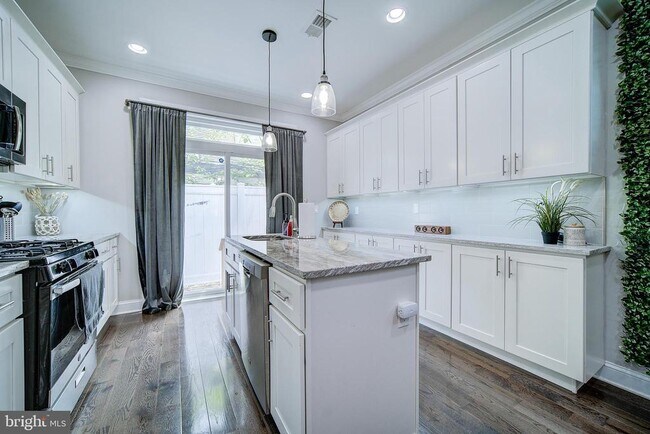 Building Photo - 1513 S Lambert St