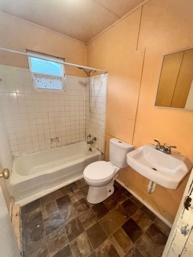 Building Photo - HIGH POINT - 2 BDRM/1 BATH