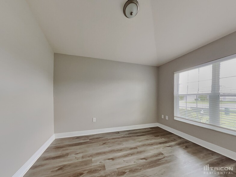 Building Photo - 387 Buchannan Dr