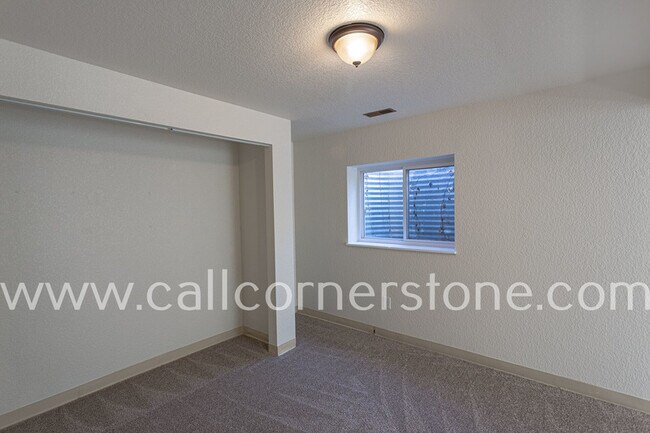 Building Photo - 940 Royal Crown Ln