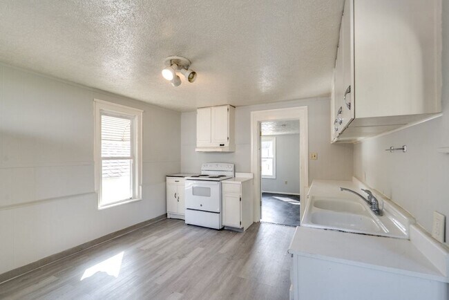 Building Photo - 491 Allyn St