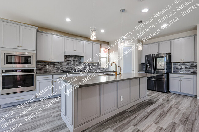 Building Photo - 3090 S Jasmine Dr