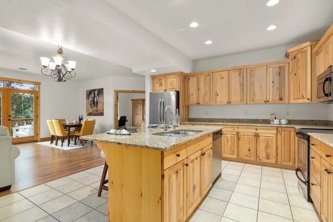 Building Photo - 3 Bed 2 Bath Condo!