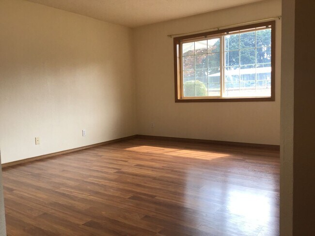 Building Photo - Silverton Duplex #13146