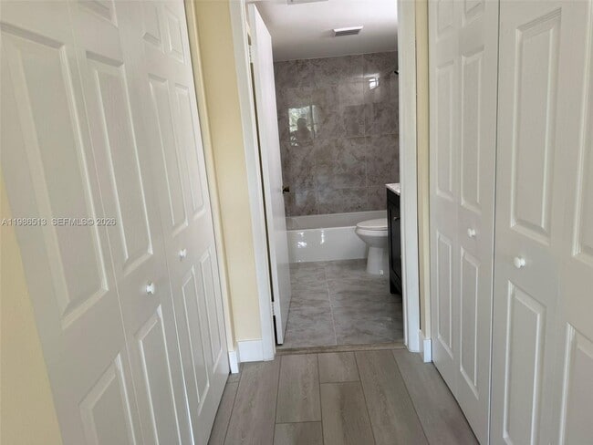 Building Photo - 560 S Park Rd