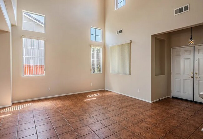 Building Photo - Gorgeous Four Bedroom Three Bathroom Home in Winchester