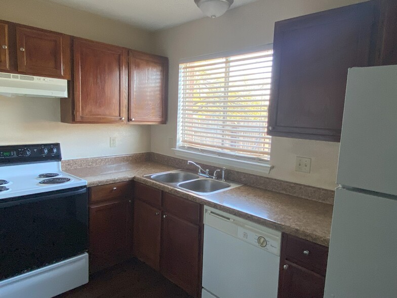 kitchen area - 10659 Starcrest Dr