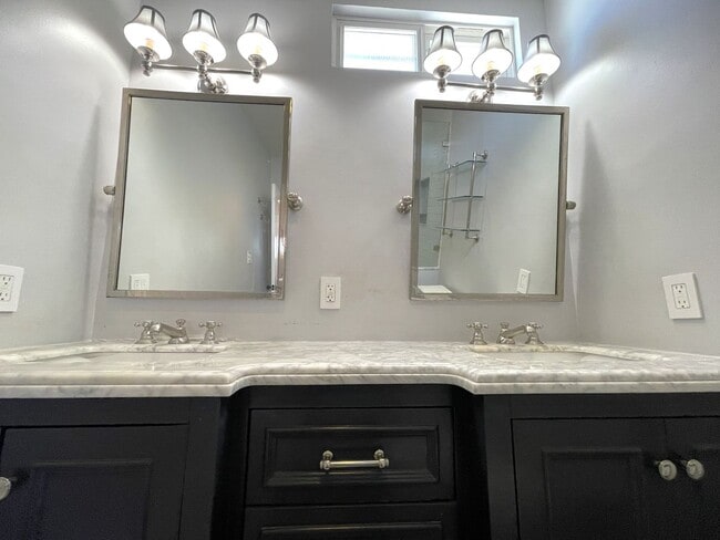 Building Photo - Luxurious Lake Balboa Home with Athletic A...