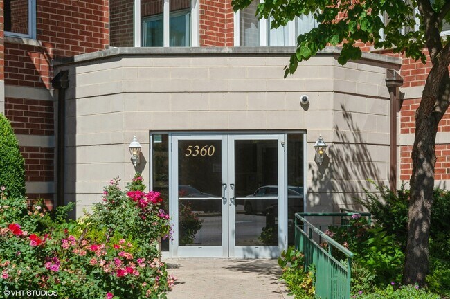 Building Photo - 5360 N Lowell Ave