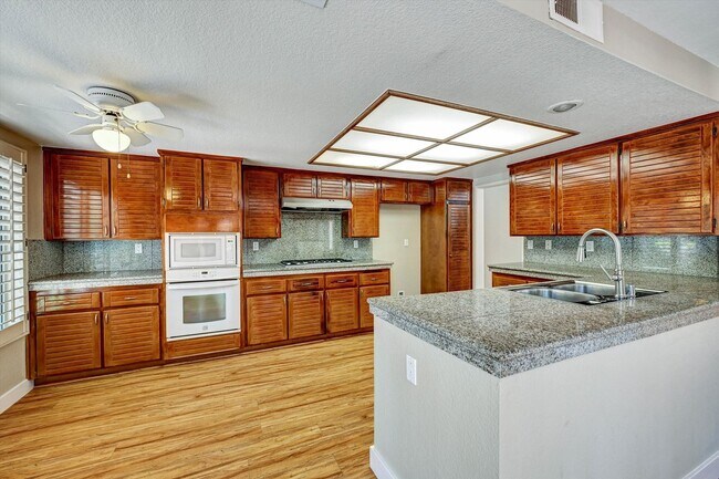 Building Photo - Beautiful Large 4 Bedrooms, 3 Baths in Bernardo Heights