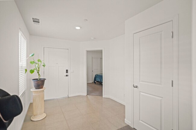 Building Photo - Multi-Generational Home!