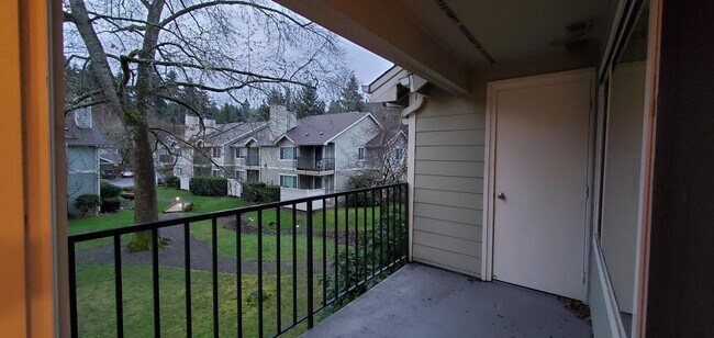 Building Photo - Spacious 2 Bed 1.5 Bath In Old Town Issaquah!