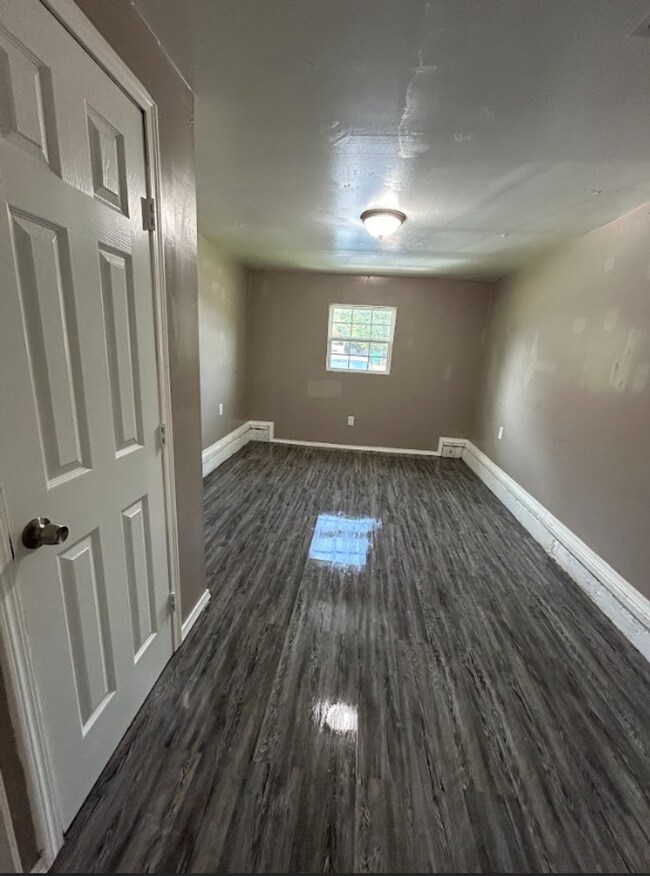 Building Photo - Cute 4 Bedroom Home